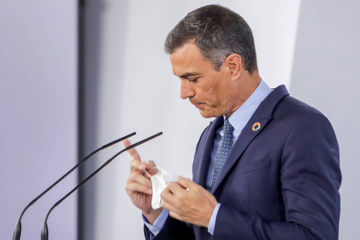 El presidente del Gobierno, Pedro Sánchez, antes de ofrecer una rueda de prensa al término de la primera reunión del Consejo de Ministros en Moncloa tras el periodo estival en la que informa sobre la actualidad del Covid-19 en España, en Madrid