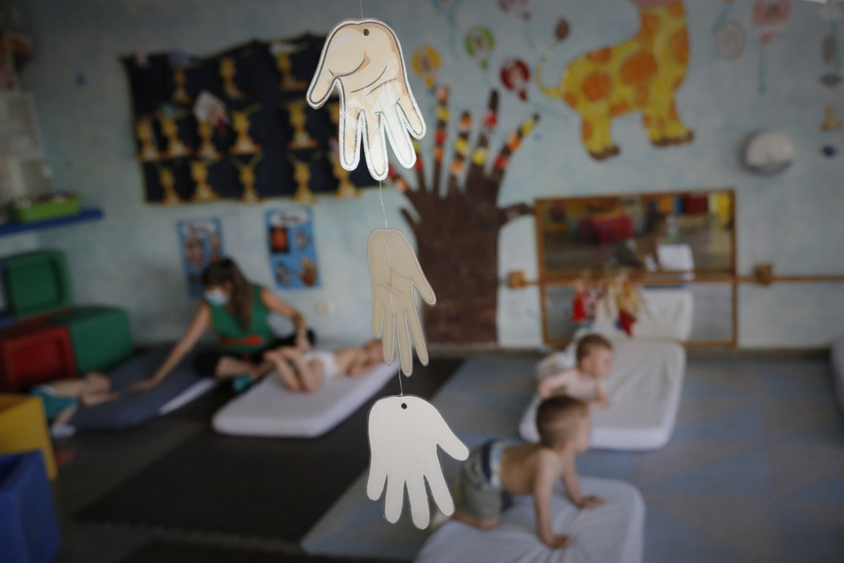 Varios niños se disponen a descansar en la Escuela Infantil Gloria Fuertes, el día de su reapertura tras el parón por el coronavirus en Arganda del Rey, Madrid (España)