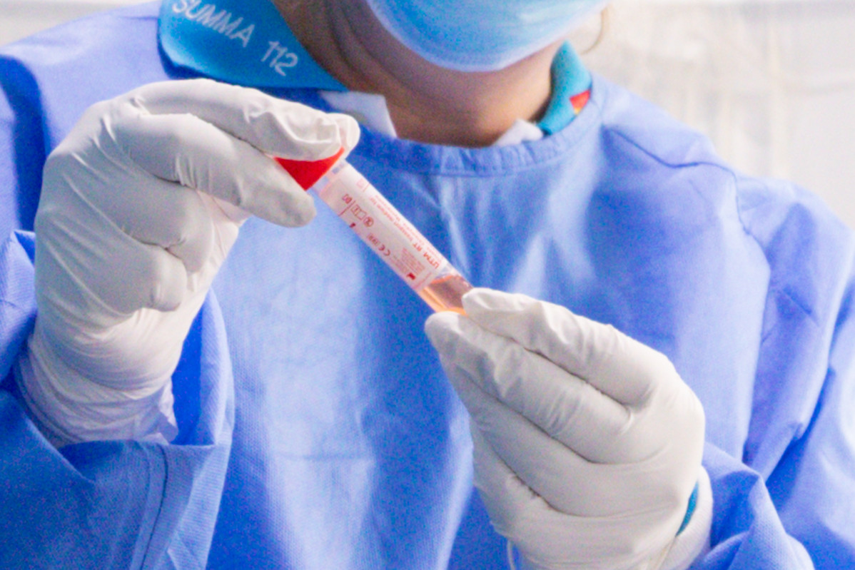 Un trabajador sanitario protegido sostiene una de las probetas utilizadas para la realización de tests PCR en el Centro de Especialidades Carabanchel Alto donde durante la jornada de hoy, el Gobierno