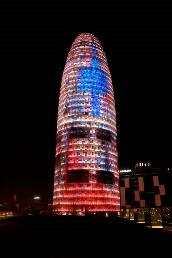 La Torre Glòries de Barcelona se suma al homenaje de los profesionales sanitarios
