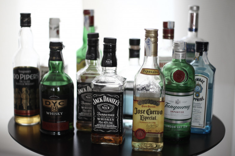 El consumo intensivo de alcohol disminuye respecto al 2020, pero los jóvenes siguen empezando a beber a los 16 años