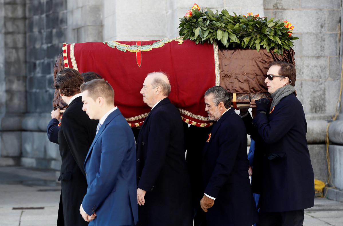 Los nietos de Francisco Franco, Francis Franco (i) y Jaime Martínez Bordiú (c) portan el féretro del dictador tras la exhumación en del Valle de los Caídos y antes de su trasladado al cementerio de El Pardo-Mingorrubio para su reinhumación, en Madrid, a 2