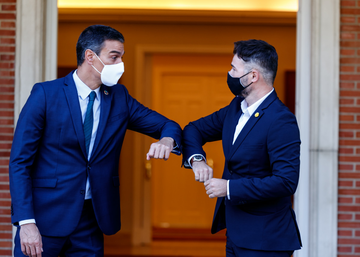 El president del Govern, Pedro Sánchez (i) i el portaveu d'Esquerra Republicana (ERC) al Congrés,  Gabriel Rufián