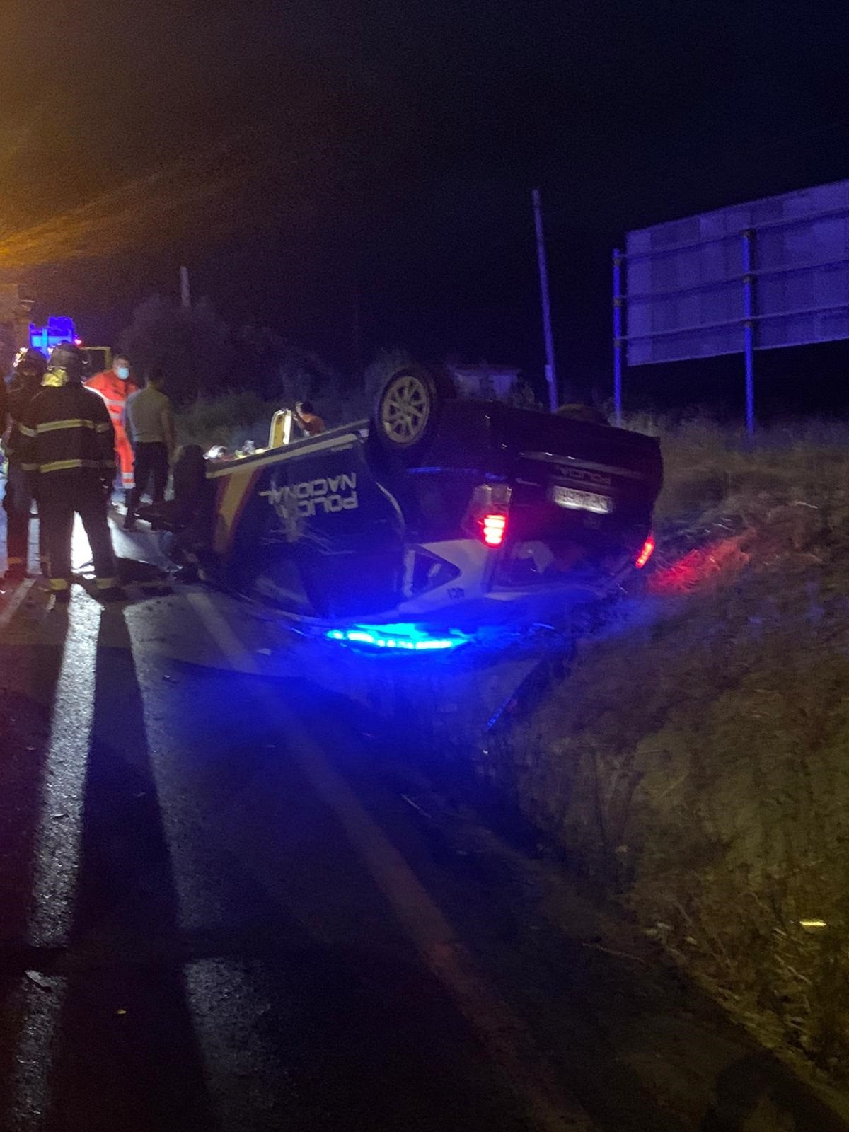 Coche patrulla en el que viajaba el agente herido