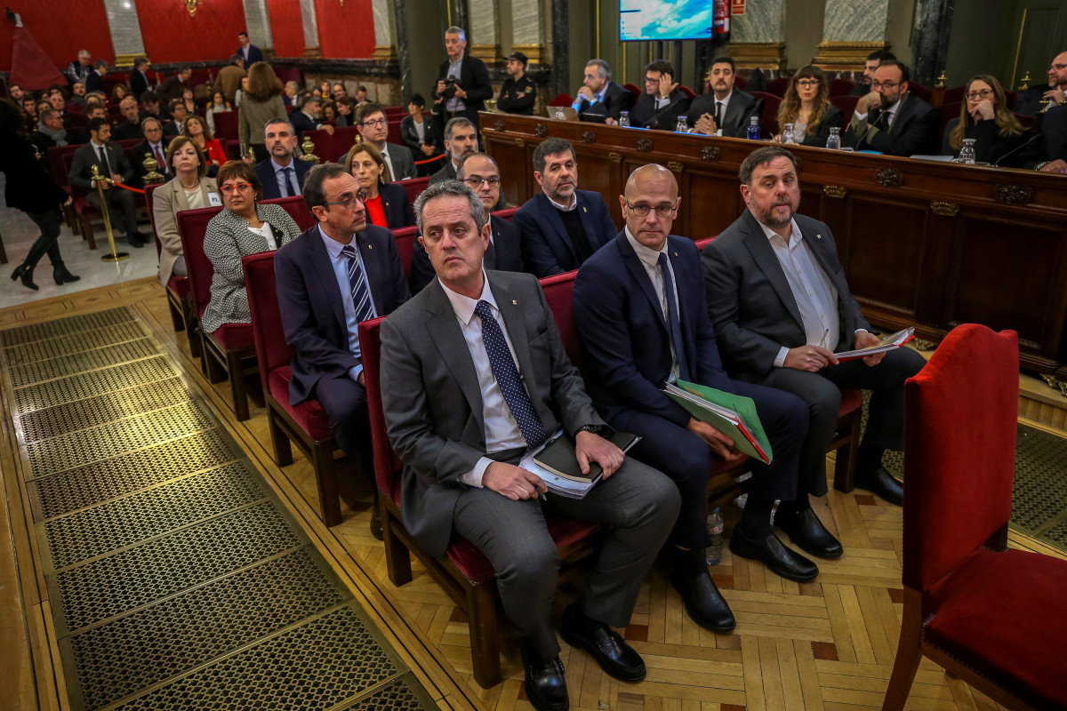 Los doce líderes independentistas acusados por el proceso soberanista catalán que derivó en la celebración del 1-O y la declaración unilateral de independencia de Cataluña (DUI), en el banquillo del Tribunal Supremo al inicio del juicio del 