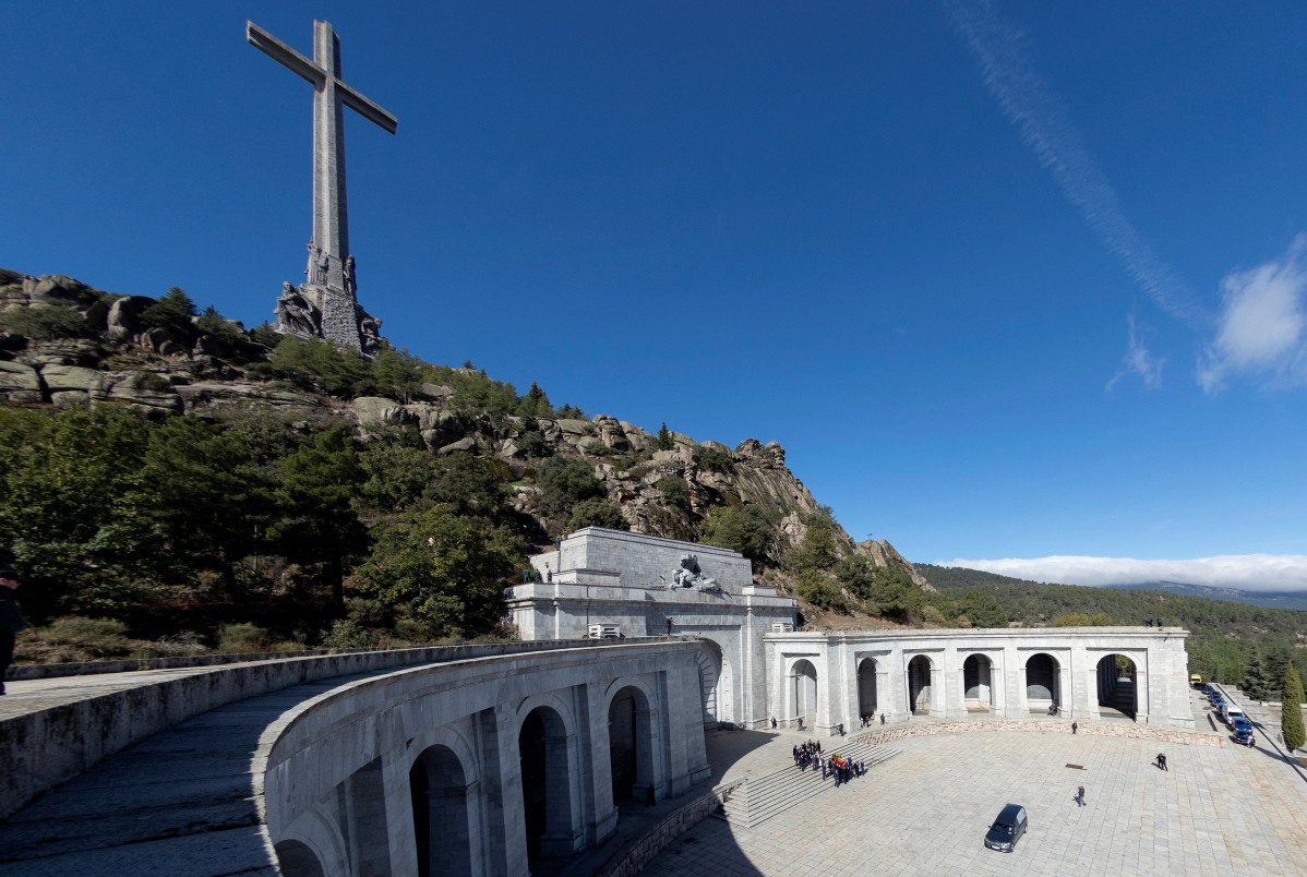 Familiares de Francisco Franco portan el féretro con los restos mortales del dictador tras su exhumación en la basílica del Valle de los Caídos antes de su trasladado al cementerio de El Pardo-Mingorrubio para su reinhumación, en Madrid, a 24 de octubre d