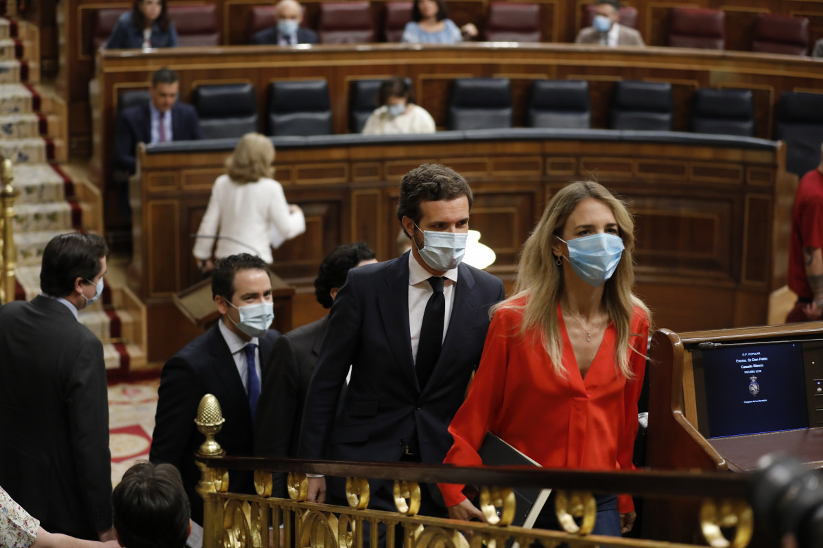 El presidente del Partido Popular, Pablo Casado, y la portavoz, Cayetana Álvarez de Toledo, llegan a la primera sesión de control al Gobierno en el Congreso de los Diputados tras el estado de alarma