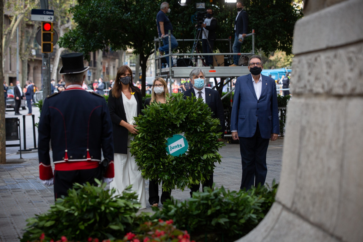 EuropaPress 3309727 laura borras elsa artadi albert batet josep lluis cleries ofrenda floral
