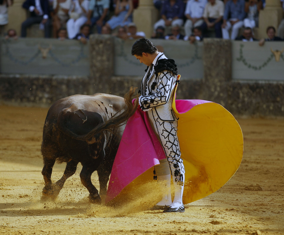 . 63º Tradicional Corrida Goyesca en la Plaza de Toros de la Real Maestranza de Caballería de Ronda. Feria de Pedro Romero. Toros de la ganadería Juan Pedro Domecq . Media verónica del diestro Pab