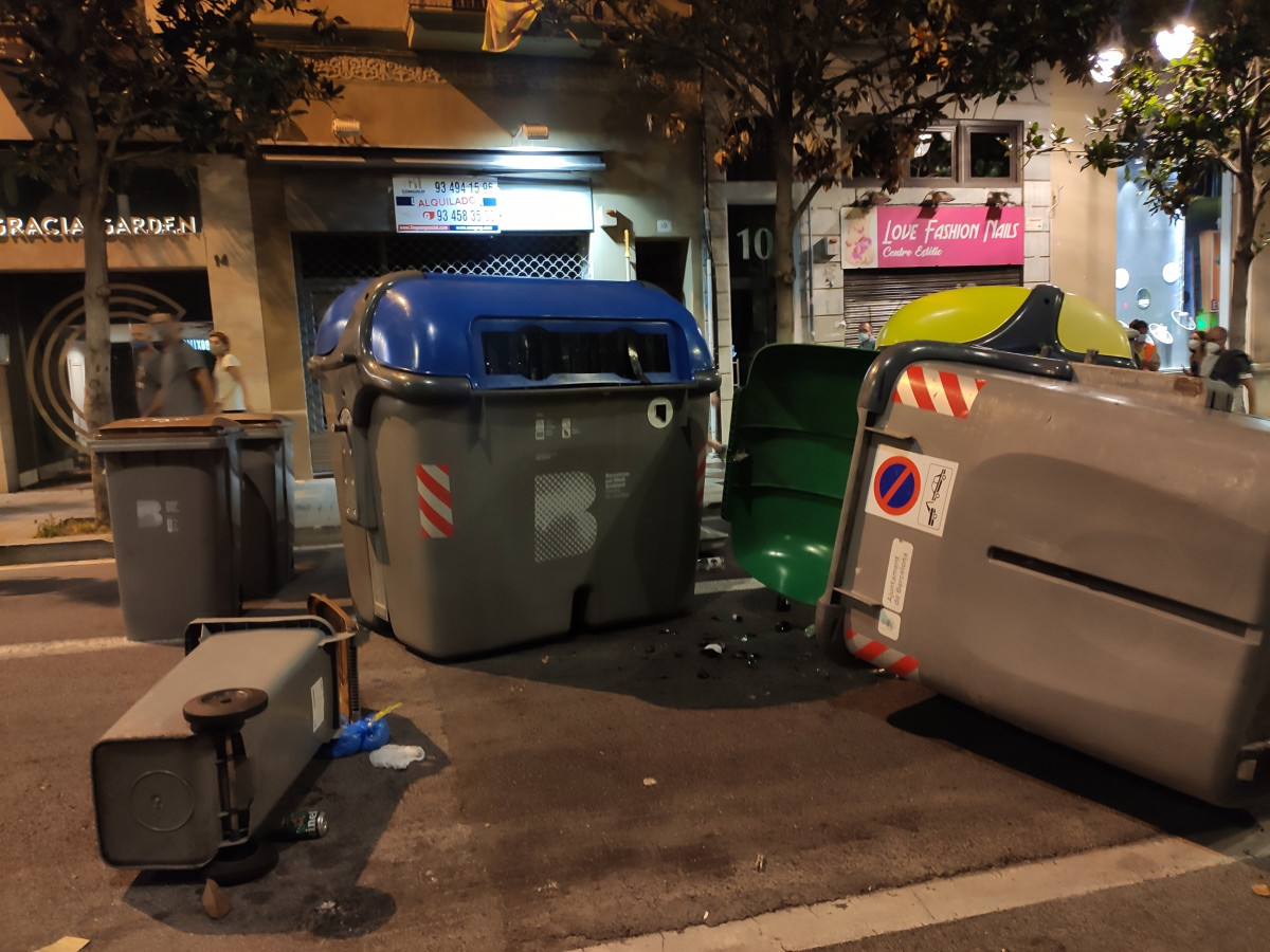 Independentistas han volcado y quemado varios contenedores en el distrito barcelonés de Gràcia durante las protestas de la Diada.