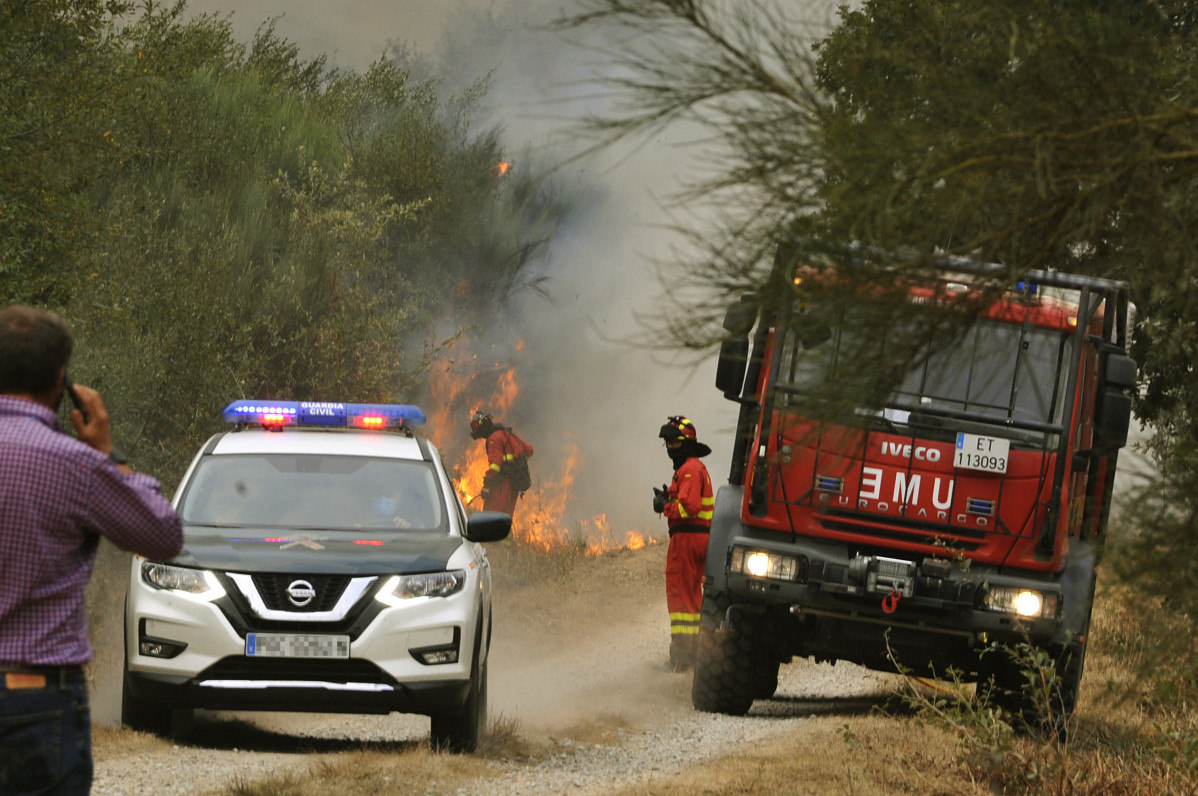 Efectivos de la Guardia Civil y de la UME trabajan en las labores de extinción de un incendio en la parroquia de Montes, en Cualedro, Ourense, Galicia (España), a 14 de septiembre de 2020. El fuego 