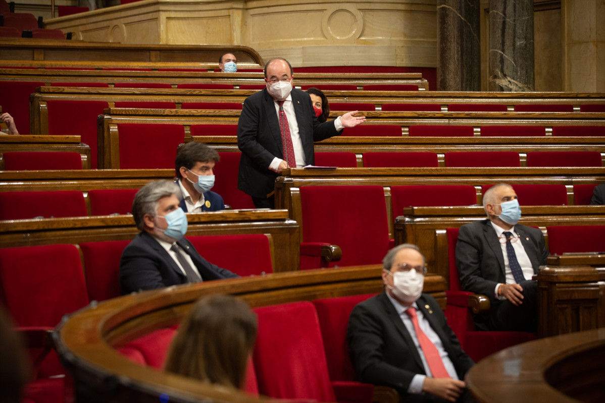 El líder del PSC, Miquel Iceta (corbata roja), interviene en el pleno del Parlament. En Barcelona, Cataluña, (España), a 9 de septiembre de 2020. Este pleno da comienzo a un nuevo curso político t