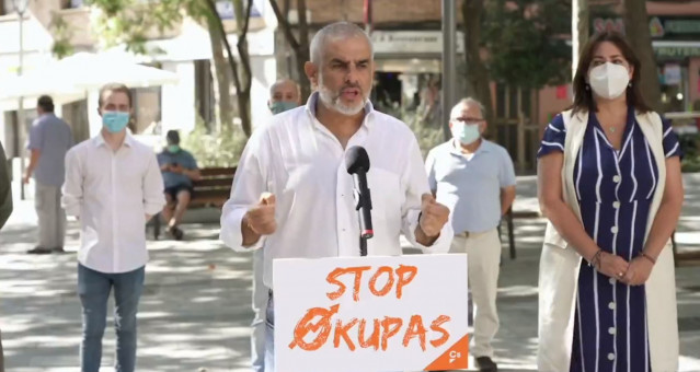 El l&iacute;der de Cs en Catalunya, Carlos Carrizosa, en Trinitat Vella de Barcelona.