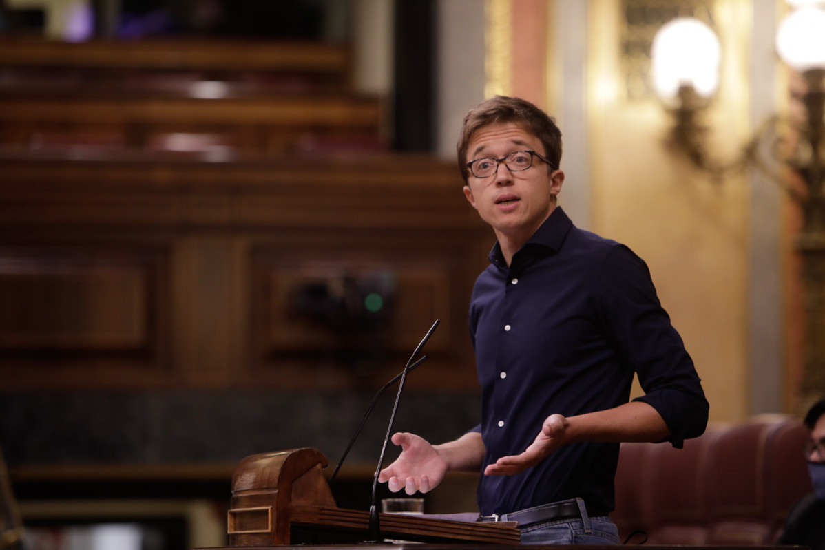 El portavoz de Más País-Equo en el Congreso, Íñigo Errejón, interviene durante la primera sesión plenaria en el Congreso de los Diputados tras el receso vacacional, en Madrid (España), a 8 de s