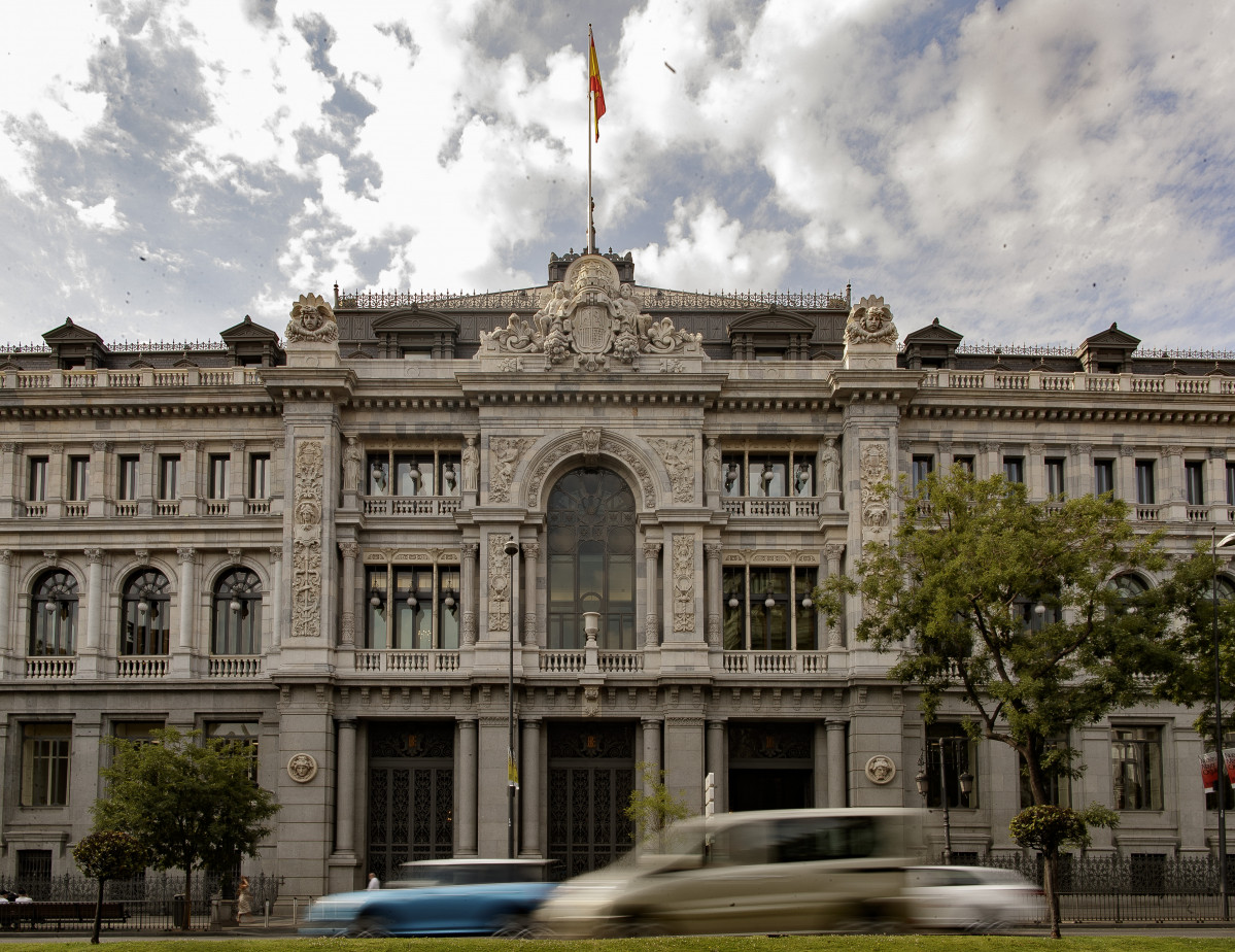 Fachada del edificio del Banco de España situada en la confluencia del Paseo del Prado y la madrileña calle de Alcalá.