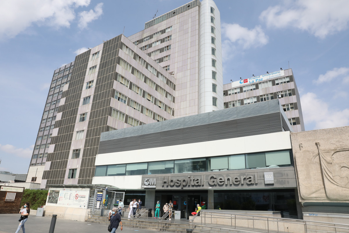 Ambiente en las inmediaciones de la puerta del Hospital de La Paz