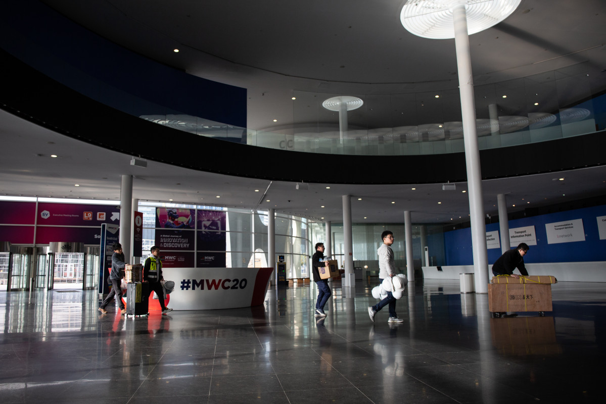 Interior del pabellón del Mobile World Congress (MWC) durante el desmantelamiento de los stands tras la cancelación de la feria por la crisis del coronavirus y las anulaciones de empresas, en Barcel