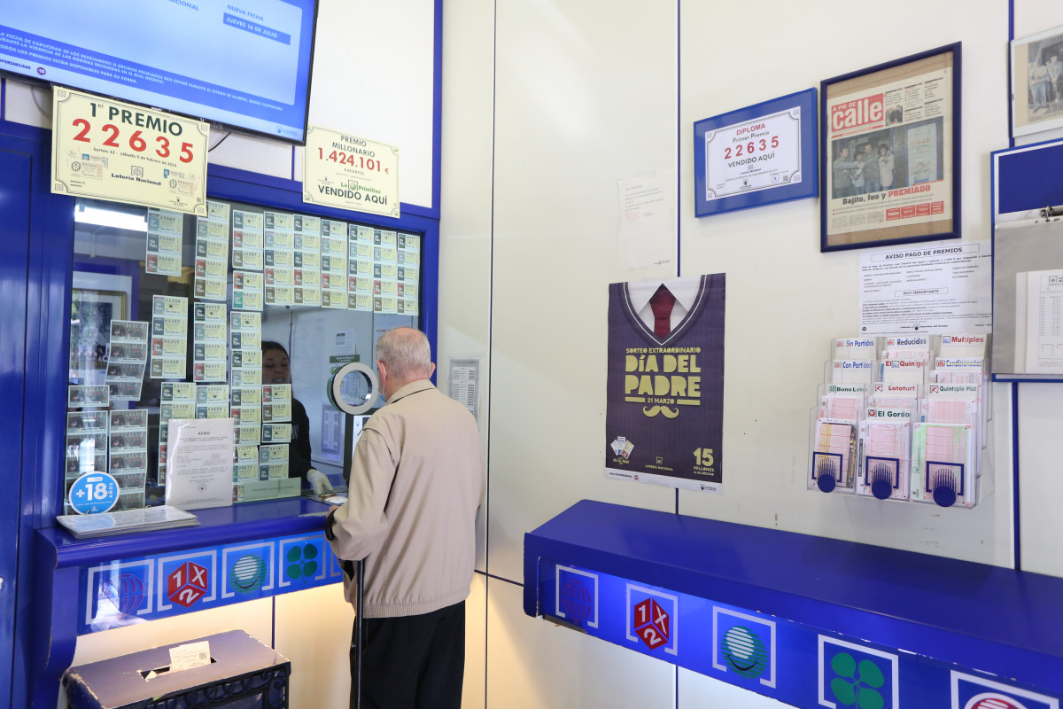 Un hombre compra lotería en una Administración de Lotería durante el primer día del proceso de desescalada instaurado por el Gobierno en el que los sorteos de EuroMillones y La Primitiva se reanud