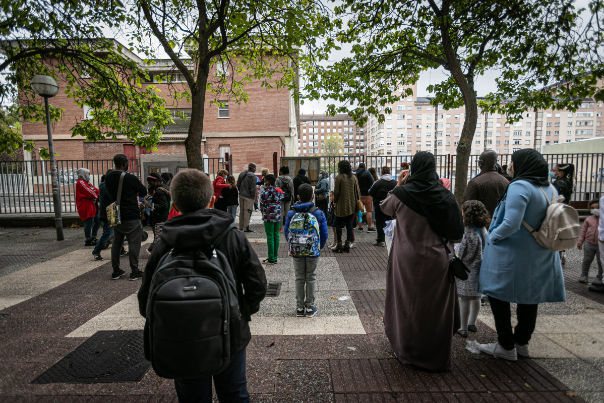 Padres y alumnos a las puertas del CEIP Padre Orbiso en el primer día del curso escolar 2020-2021, en Vitoria-Gasteiz, País Vasco