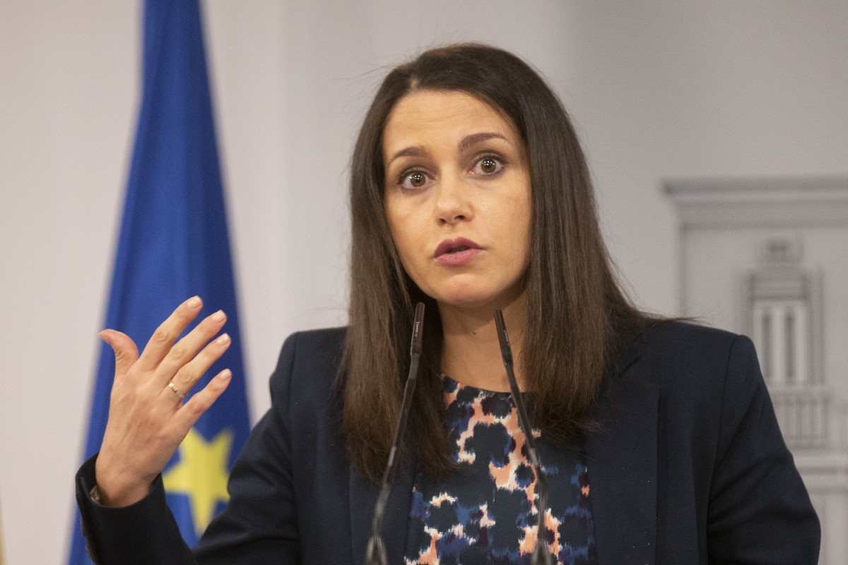 La presidenta de Ciudadanos, Inés Arrimadas, en rueda de prensa en el Palacio de la Moncloa.
