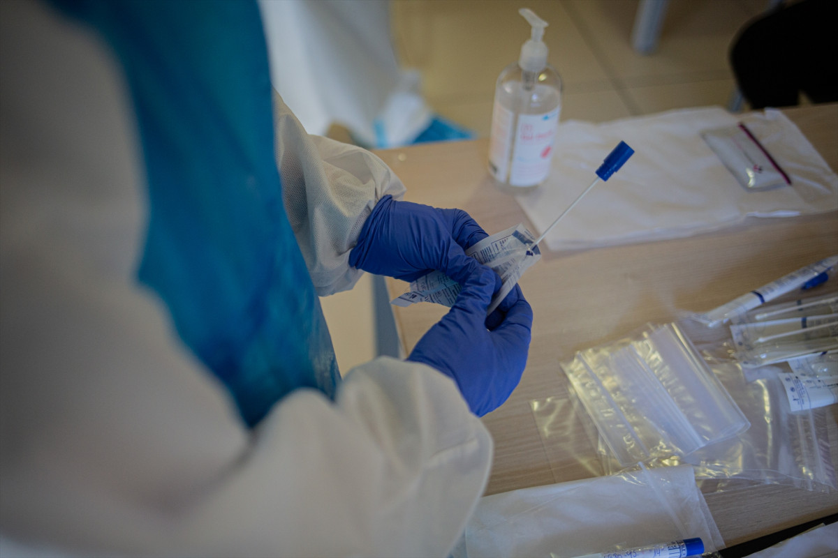 Un voluntario de la ONG Proactiva Open Arms sostiene el material para realizar test rápidos de Covid-19 a trabajadores sanitarios y residentes de la Residencia Geriátrica Redós de Sant Pere de Ribe