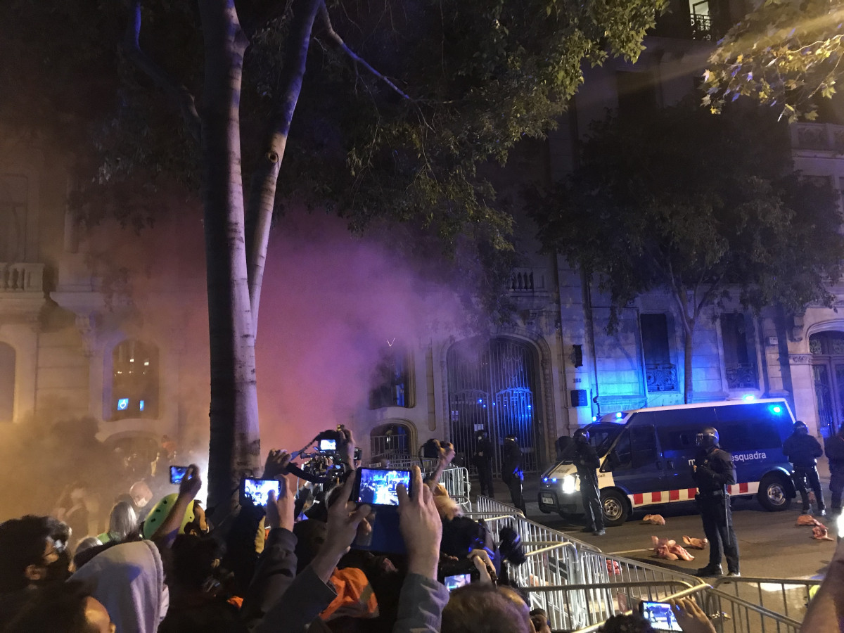 CDR lanzan petardos a un cordón policial en la protesta en Barcelona tras la inhabilitación de Quim Torra.