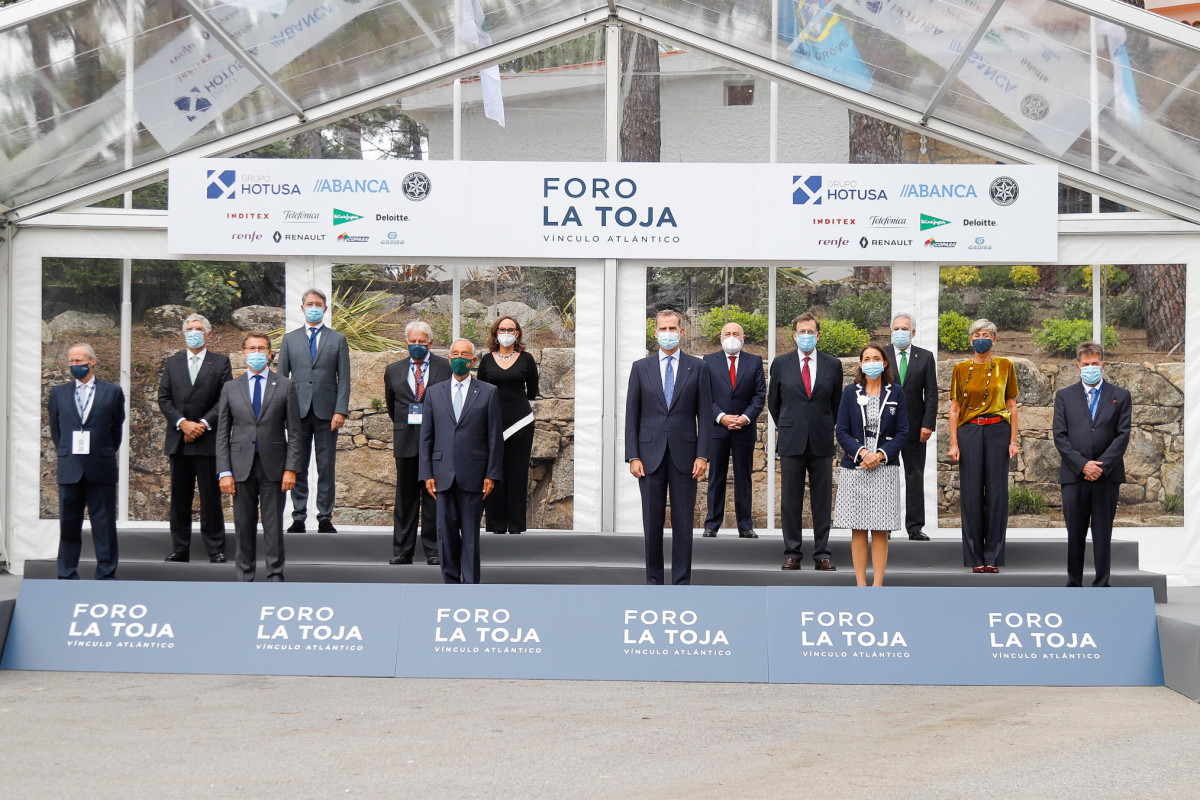 El Rey posa junto al presidente de la República de Portugal, Marcelo Rebelo de Sousa, la ministra de Industria, Reyes Maroto, el presidente de la Xunta de Galicia, Alberto Núñez Feijóo, y los expr
