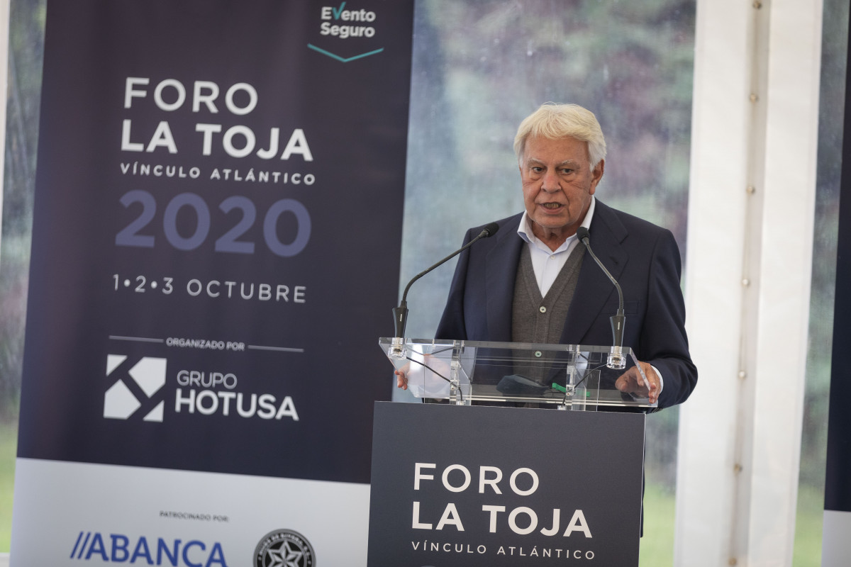 El expresidente del Gobierno, Felipe González, durante su intervención en la segunda jornada del Foro La Toja en la Isla de La Toja, Pontevedra, Galicia (España).