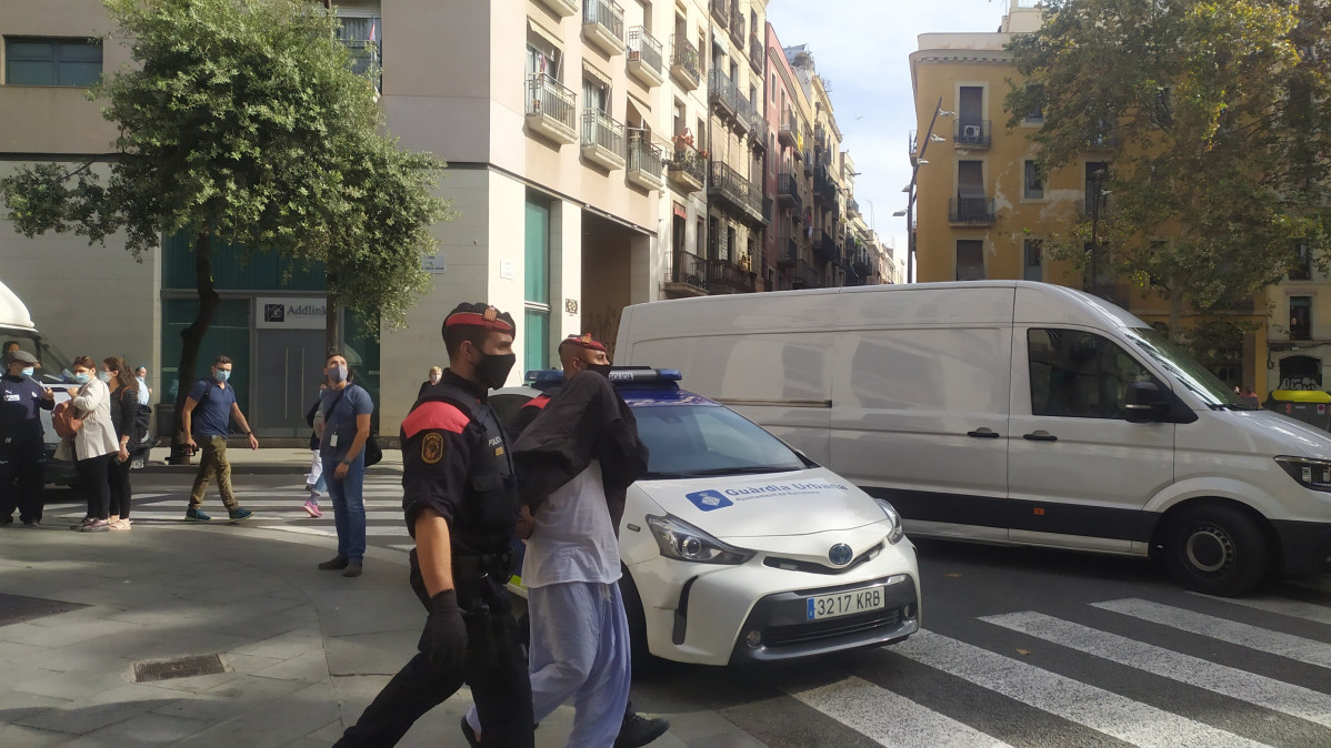 Un detingut en el dispositiu contra la venda de droga al Raval de Barcelona i altres ciutats de l'àrea metropolitana. Barcelona, Catalunya (Espanya), 7 d'octubre del 2020.