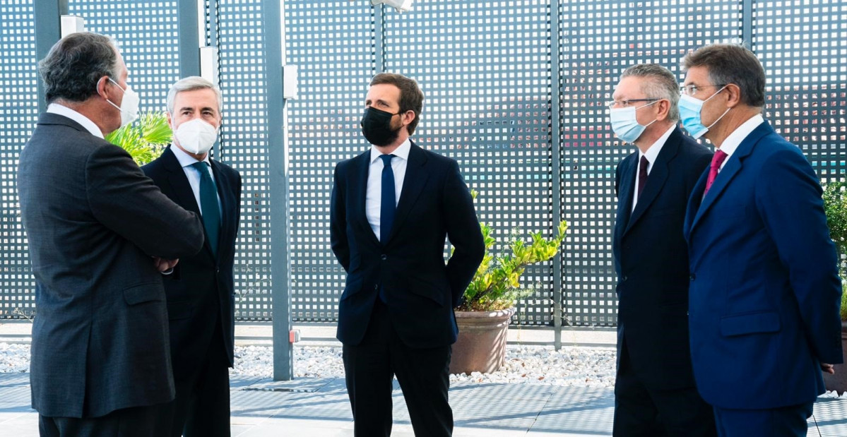 El líder del PP, Pablo Casado, se reúne con cuatro exministros de Justicia del PP: Ángel Acebes, José María Michavila, Alberto Ruiz Gallardón y Rafael Catalá.  También asist el secretario de J