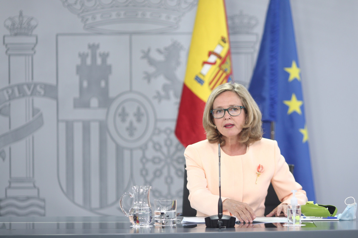 La vicepresidenta y ministra de Asuntos Económicos y para la Digitalización, Nadia Calviño, comparece en la rueda de prensa posterior al Consejo de Ministros en Moncloa, en Madrid (España), a 6 de