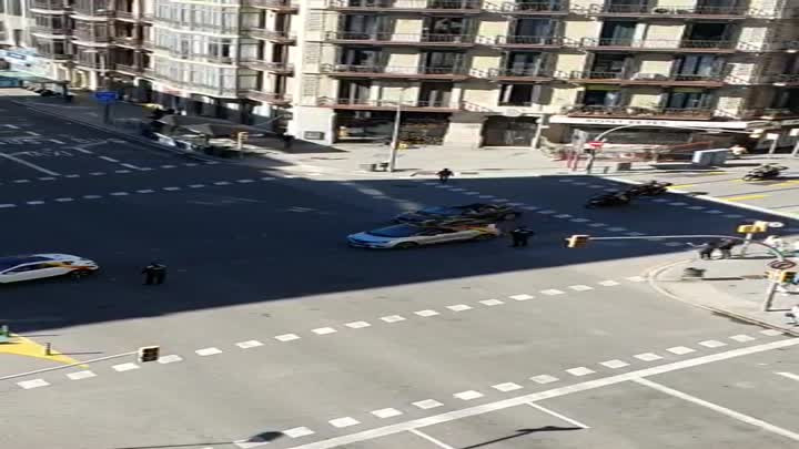 VÍDEO: 800 personas en coche y con banderas españolas toman el centro de Barcelona este 12 de octubre