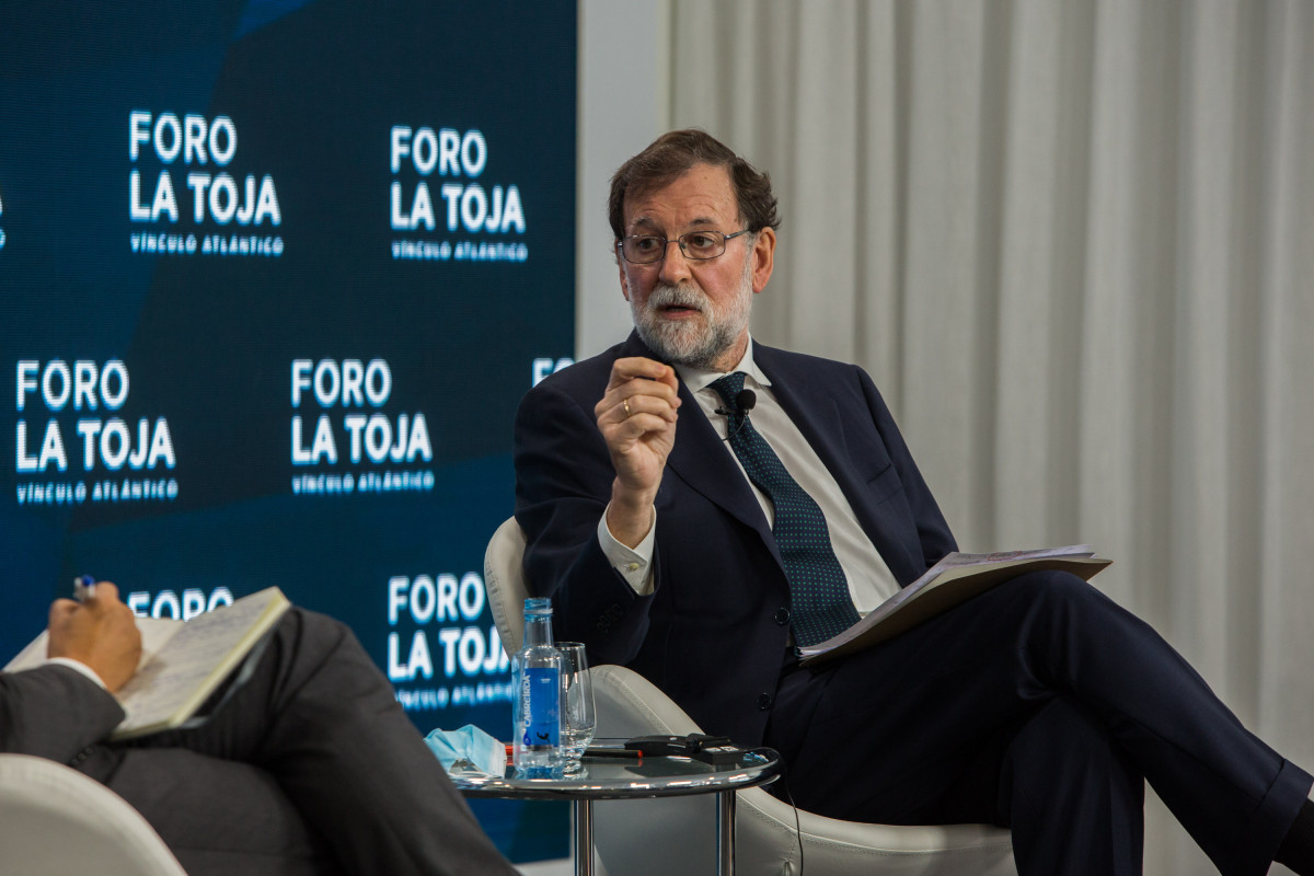 El expresidente del Gobierno, Mariano Rajoy (d), durante su intervención en un debate sobre la respuesta de Europa a la pandemia durante la segunda jornada del Foro La Toja en la Isla de La Toja, Pon