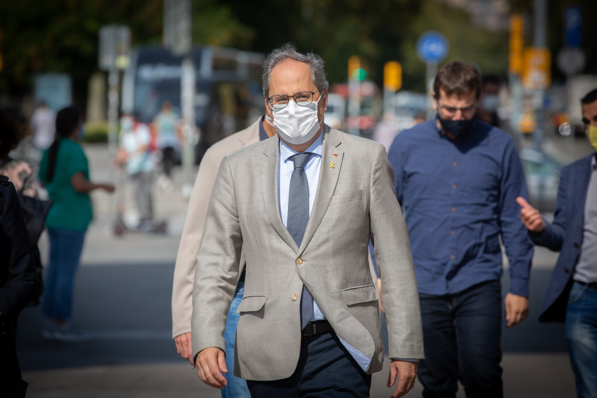El expresidente de la Generalitat Quim Torra llega a un acto convocado por Òmnium Cultural en el Arc de Triomf de Barcelona para conmemorar el tercer aniversario de la jornada del 1 de octubre, en Ba