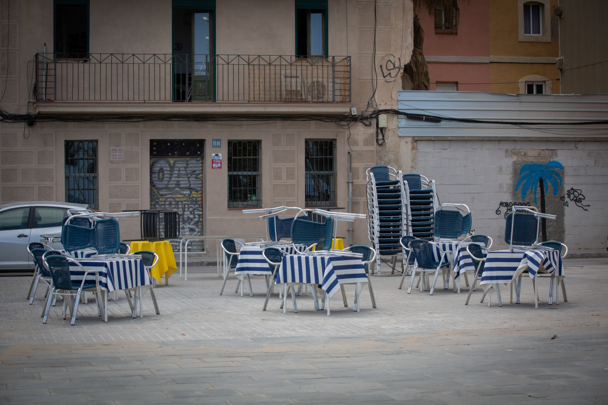 Terrassa d'un bar buida a Barcelona al maig