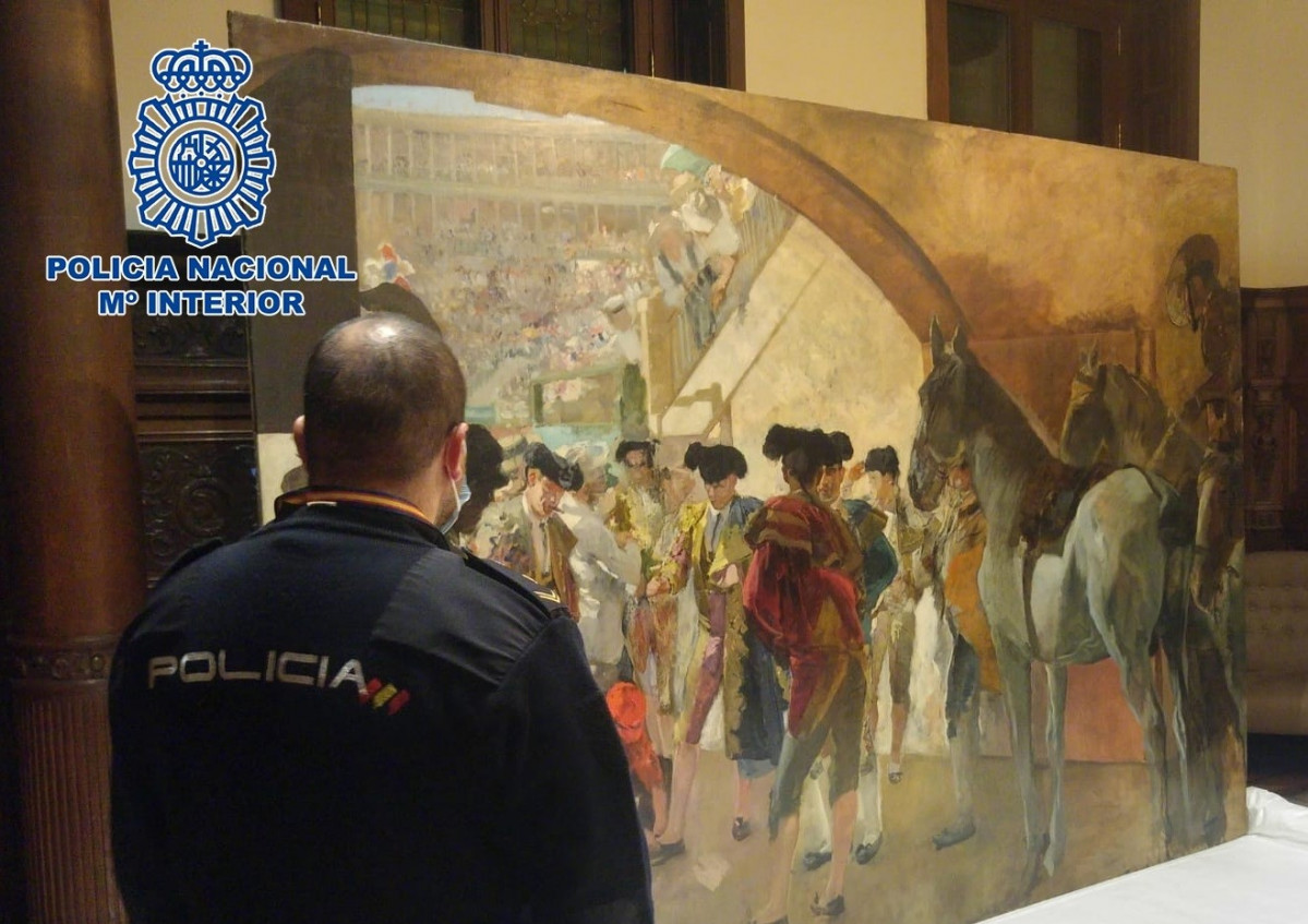Un policía delante del cuadro de Joaquín Sorolla recuperado en Bruselas