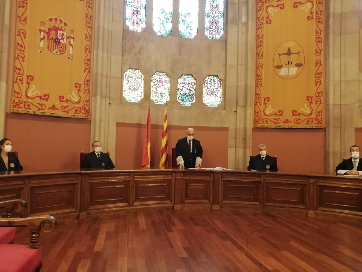 El presidente de la Sala Contenciosa del TSJC, Javier Aguayo, preside el acto de jura de los 56 nuevos jueces destinados a Catalunya, por primera vez celebrado de forma virtual. En Barcelona, el 8 de 