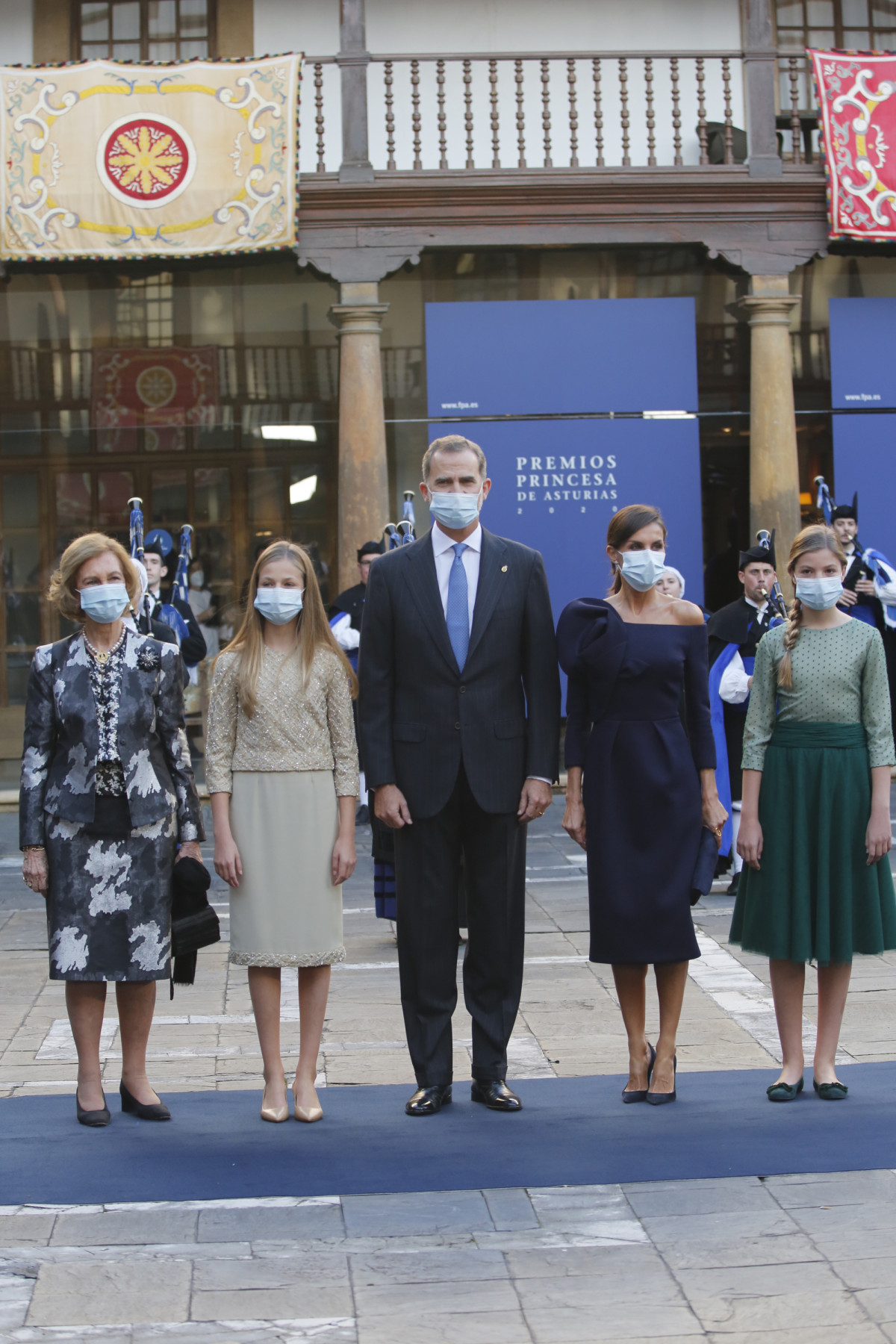 (I-D) Doña Sofía; la Princesa Leonor; los Reyes Felipe y Letizia; y la Infanta Doña Sofía, posan en una fotografía a su llegada al acto de entrega de los Premios Princesa de Asturias 2020, en el 