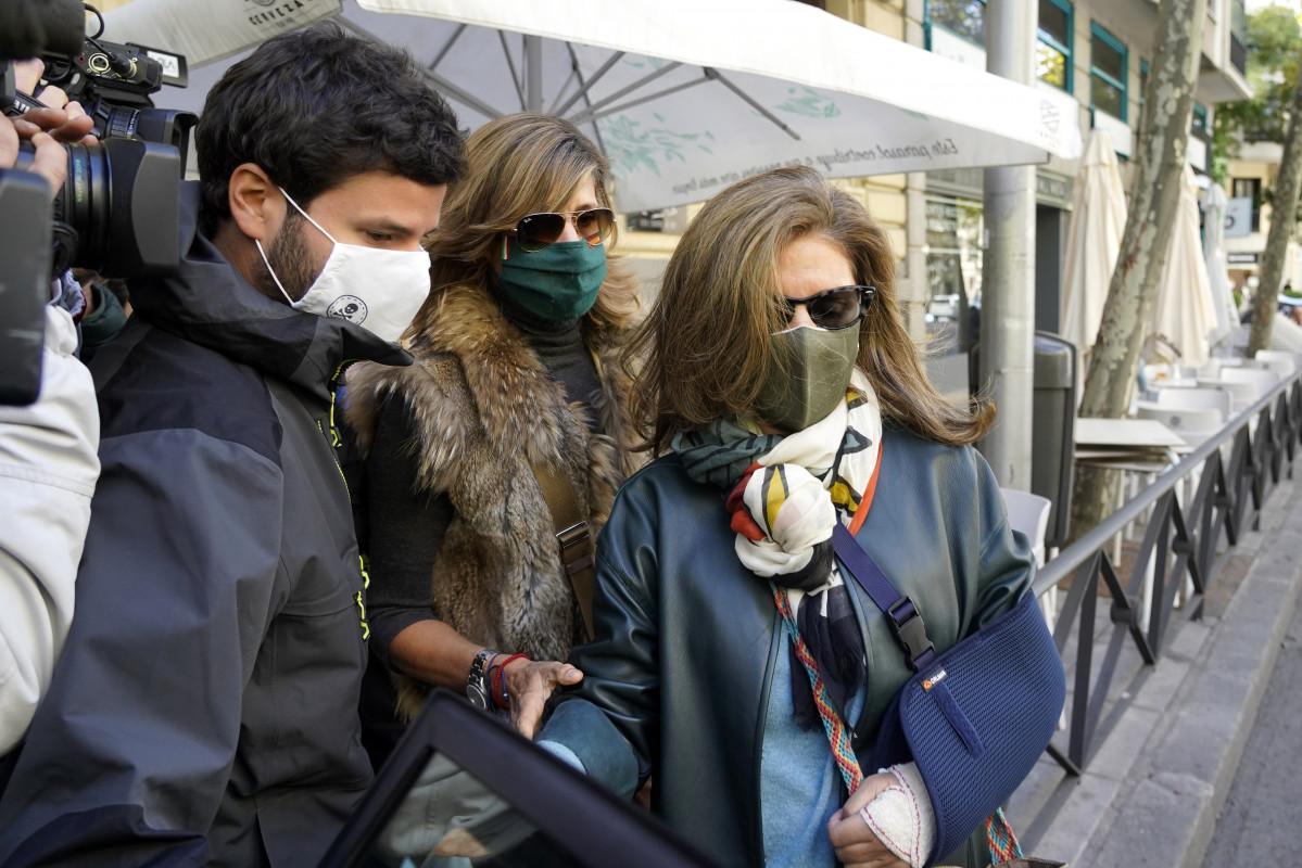 La mujer del extesorero del PP Luis Bárcenas, Rosalía Iglesias, sale de su domicilio, acompañada de su hijo Willy Bárcenas un día después de conocer que podría entrar en prisión por la trama G