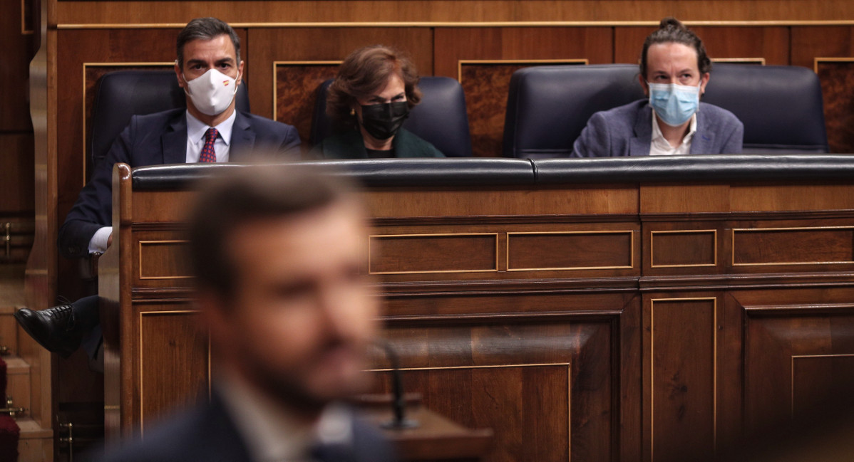 (I-D) El presidente del Gobierno, Pedro Sánchez; la vicepresidenta primera, Carmen Calvo; y el vicepresidente segundo, Pablo Iglesias, durante la intervención del presidente del PP, Pablo Casado, en