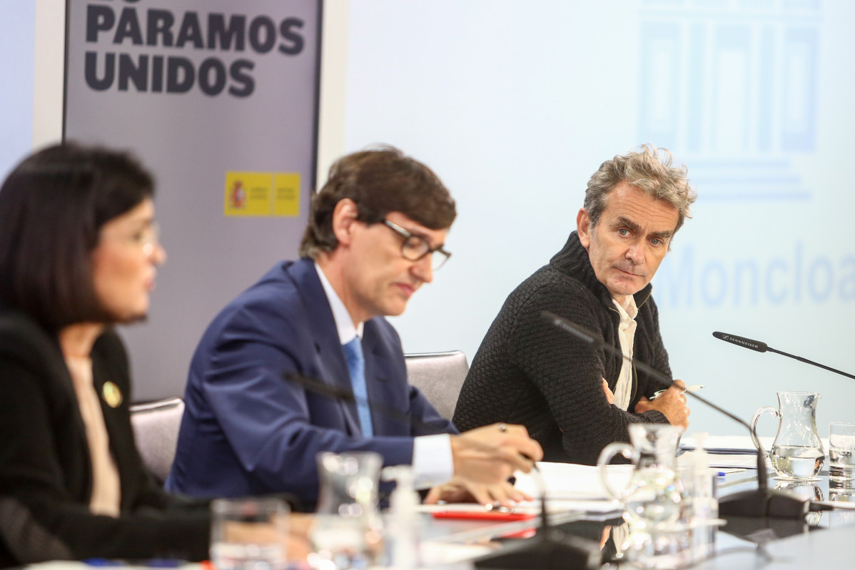 (I-D) La ministra de Política Territorial y Función Pública, Carolina Darias; el ministro de Sanidad, Salvador Illa; y el director del Centro de Coordinación de Alertas y Emergencias Sanitarias (C