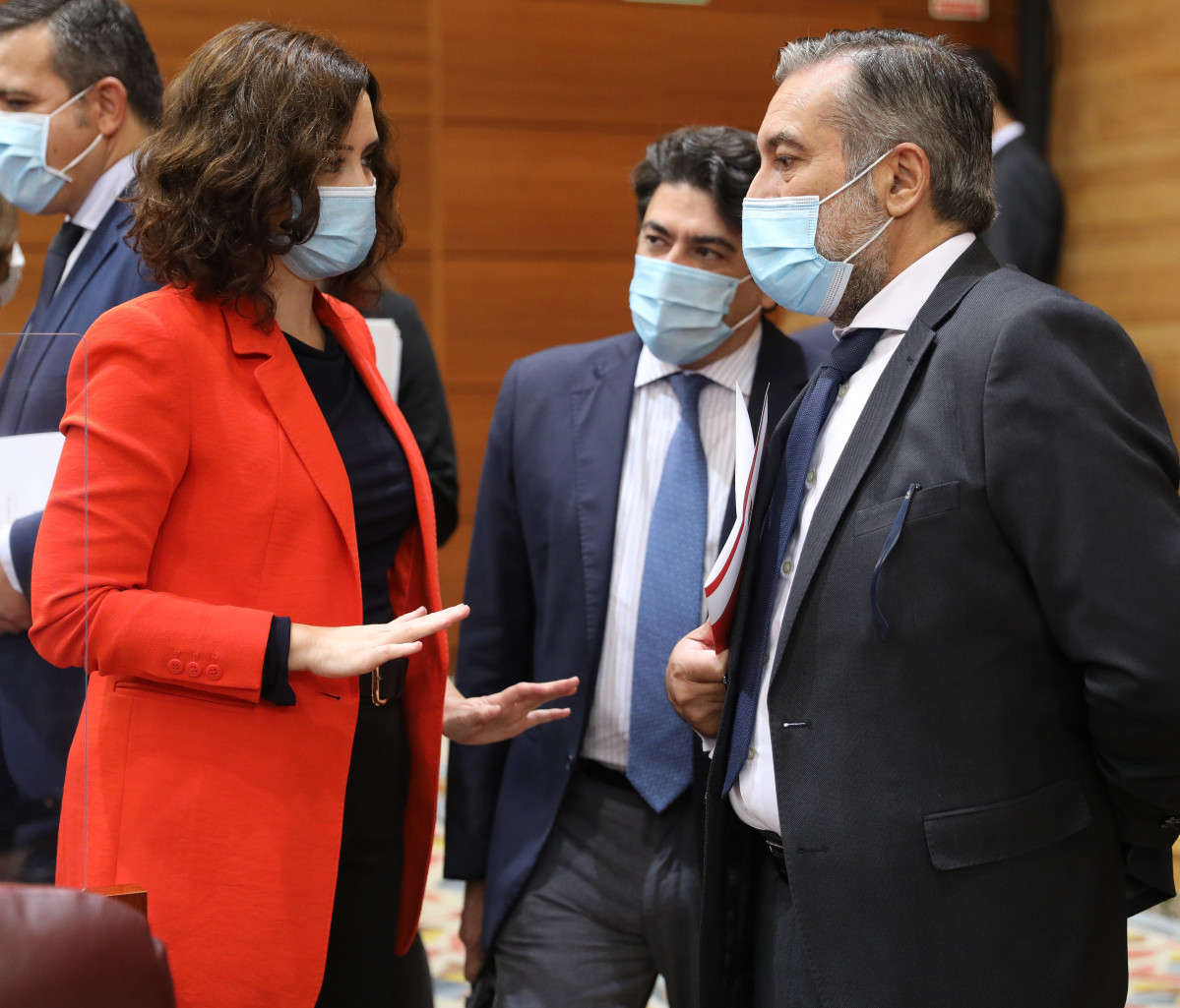 La presidenta de la Comunidad de Madrid, Isabel Díaz Ayuso, con Enrique López y David Pérez