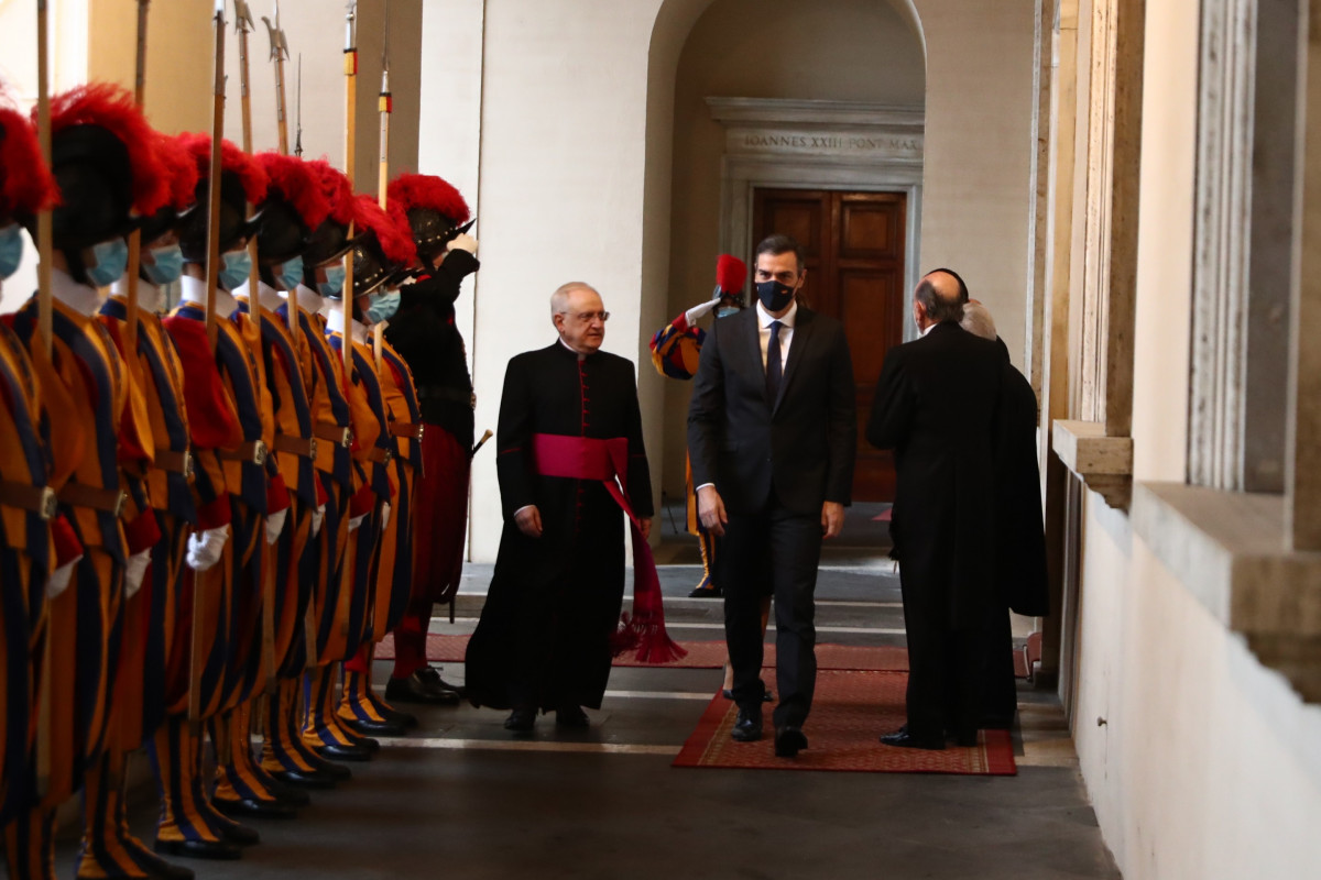 El presidente del Gobierno Pedro Sánchez a su llegada al Vaticano, recibido por el regente de la Casa Pontificia, Monseñor Leonardo Sapienza. 24 de octubre de 2020