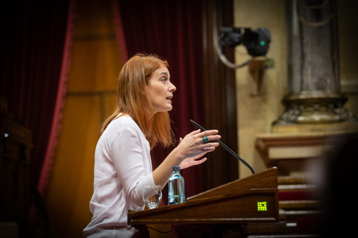 La presidenta del grupo parlamentario de Catalunya-En Comú Podem, Jéssica Albiach, interviene durante un pleno celebrado en el Parlament de Cataluña para tratar la crisis sanitaria del coronavirus,
