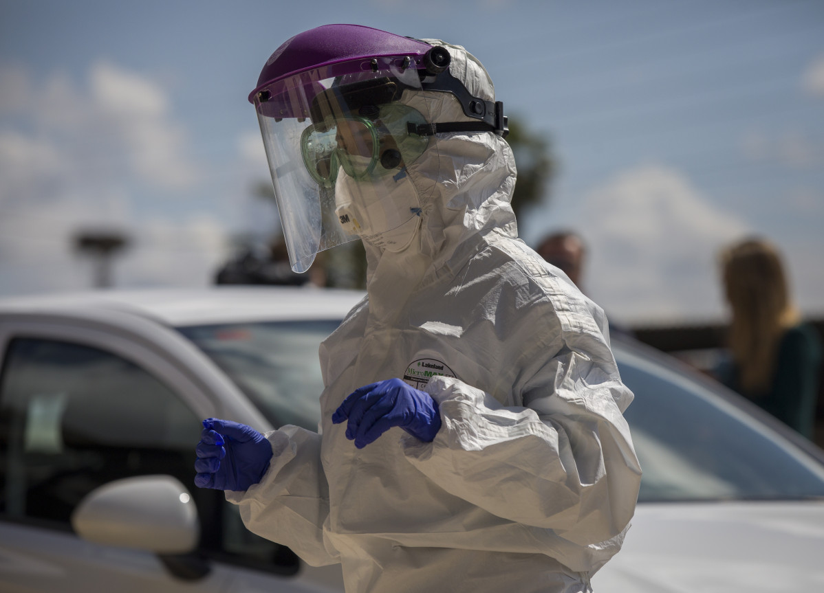 Un sanitario tras realizar recogidas de muestras desde el coche para detectar casos de coronavirus, (Covid-19).