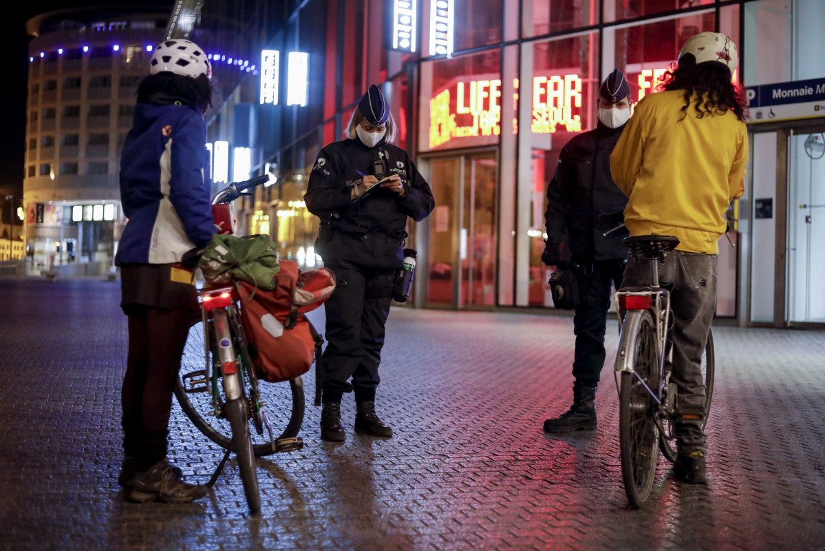 Un grupo de agentes de la Policía de Bélgica impone dos sanciones por violar el toque de queda nocturno después de que haya sido decretado a partir de este lunes desde las 00:00 hasta las 5:00 hora
