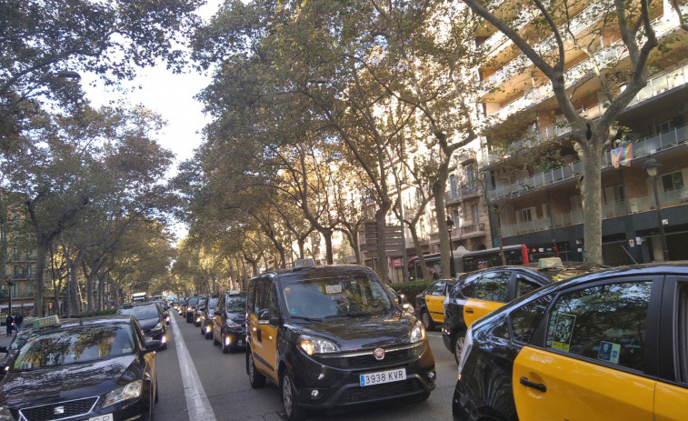 ​Los taxistas colapsan el centro de Barcelona y amenazan con acampar en la calle pese al toque de queda