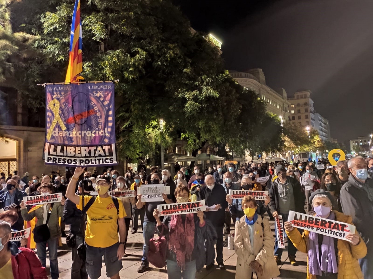 Concentración en la plaza de la Catedral de Barcelona contra la operación policial de la Guardia Civil por un presunto desvío de fondos públicos al proceso independentista.
