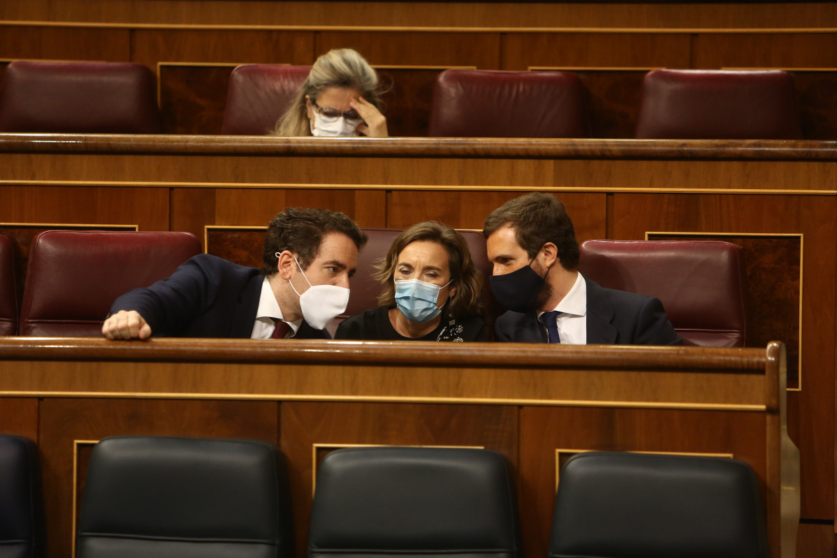 El secretario general del PP, Teodoro García Egea; la portavoz el Grupo Popular, Cuca Gamarra; y el líder del PP, Pablo Casado, en el Pleno del Congreso. En Madrid, (España), a 29 de octubre de 202
