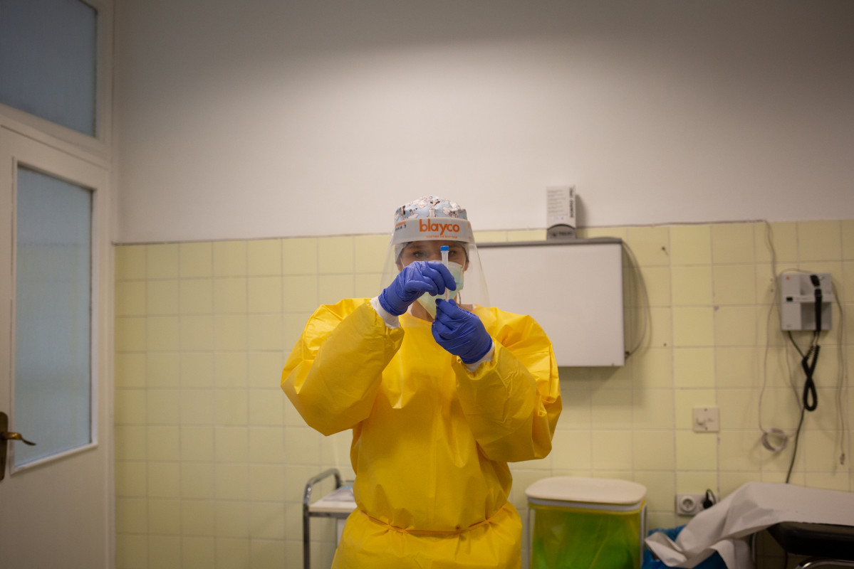 Una sanitaria sostiene uno de los test rápidos de antígenos de detección de coronavirus que durante la jornada de hoy ha utilizado en el Centro de Atención Primaria CAP Manso, en Barcelona, Catalu